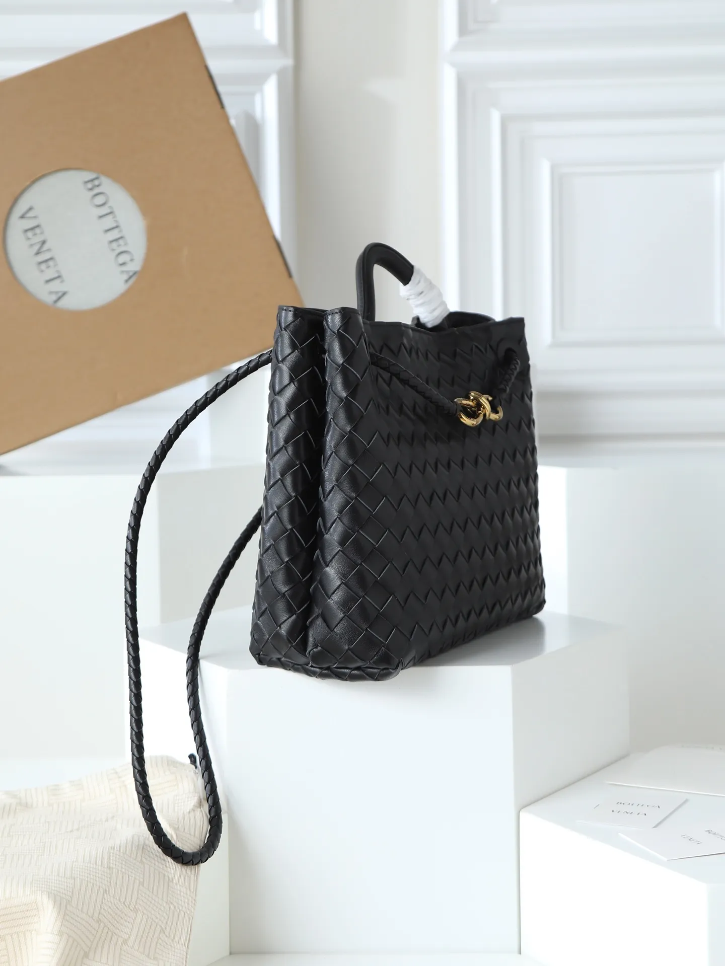 1550. Andiamo is shipping‼ ️Really popular🔥The new Andiamo woven handbag launched by Bottega Veneta this season is really popular all over the world! ! Celebrities at home and abroad have worn it, and Oscar-winning actress Michelle Yeoh has taken it out on the street. Song Jia, Trai Yala, Yu Feihong, Sanji Ayaka, Rosie Hunting-Whiteley, Yoshioka Riho, etc. have all worn this bag. It is classic and versatile and shows off your temperament, and the bag capacity is also large, which is very convenient for daily commuting! ! A variety of carrying methods, the shoulder straps can be adjusted by yourself, the original lambskin feels soft and delicate, and the unisex style breaks gender boundaries and brings a more practical and longer-lasting use experience. Andiamo, which has both elegant and casual styles, perfectly interprets the true appearance of "fashionable old money style". Style number: 766016 Size: 32*24*12